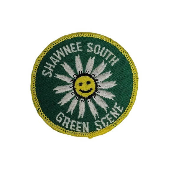VTG Sew On Embroidered Patch, 3" Circle, Girl Scout Daisy Shawnee Green Scene - Picture 1 of 5